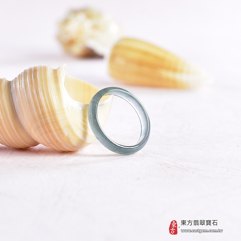 翡翠戒指|天然玉石玉戒・日常配戴與送禮款式|圓滿和合・平安順遂・吉祥如意・福氣常伴・情緣長久|翡翠玉戒・版指戒・板指戒・結婚戒指・男女對戒・情侶對戒|可客製化訂做各式翡翠戒指、吊墜、玉珮與項鍊|RNG1057|商品照片與資料介紹 5 翡翠戒指|天然玉石玉戒・日常配戴與送禮款式|圓滿和合・平安順遂・吉祥如意・福氣常伴・情緣長久|翡翠玉戒・版指戒・板指戒・結婚戒指・男女對戒・情侶對戒|可客製化訂做各式翡翠戒指、吊墜、玉珮與項鍊|RNG1057|商品照片與資料介紹 5