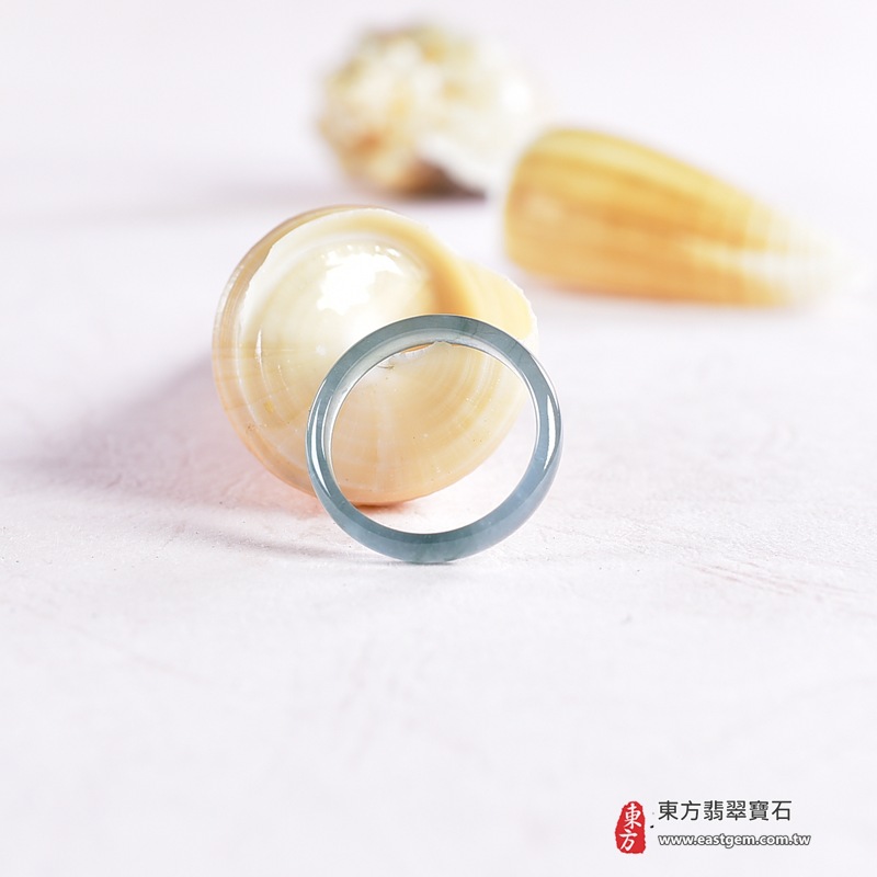 翡翠戒指|天然玉石玉戒・日常配戴與送禮款式|圓滿和合・平安順遂・吉祥如意・福氣常伴・情緣長久|翡翠玉戒・版指戒・板指戒・結婚戒指・男女對戒・情侶對戒|可客製化訂做各式翡翠戒指、吊墜、玉珮與項鍊|RNG1057|商品照片與資料介紹 6 翡翠戒指|天然玉石玉戒・日常配戴與送禮款式|圓滿和合・平安順遂・吉祥如意・福氣常伴・情緣長久|翡翠玉戒・版指戒・板指戒・結婚戒指・男女對戒・情侶對戒|可客製化訂做各式翡翠戒指、吊墜、玉珮與項鍊|RNG1057|商品照片與資料介紹 6