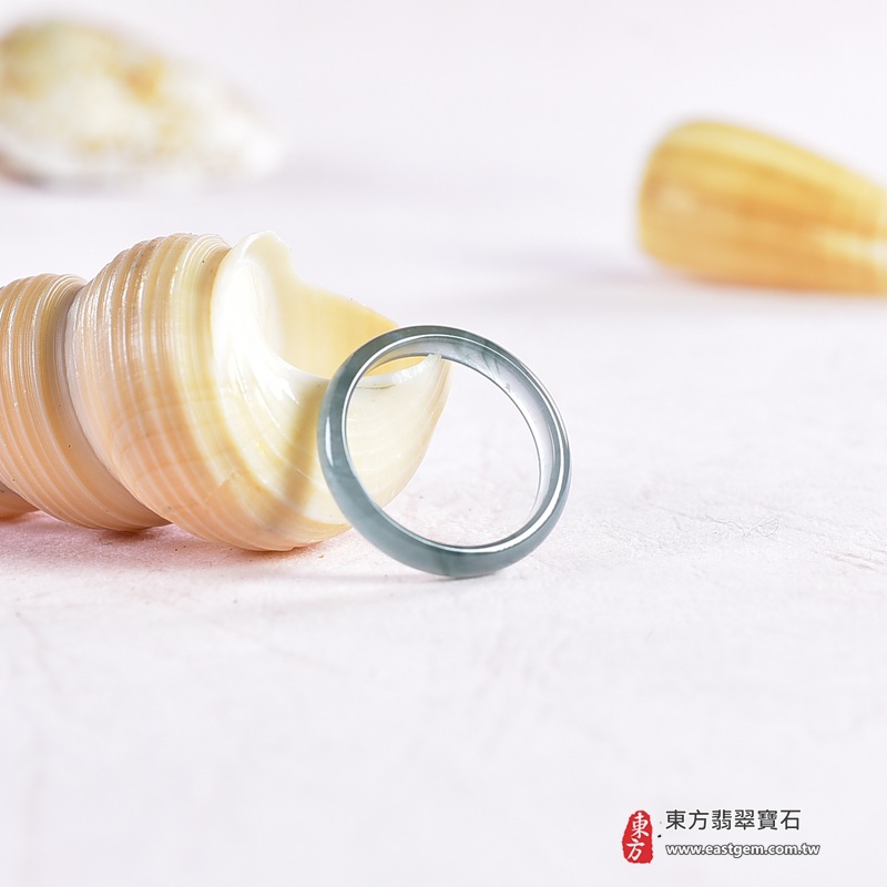 翡翠戒指|天然玉石玉戒・日常配戴與送禮款式|圓滿和合・平安順遂・吉祥如意・福氣常伴・情緣長久|翡翠玉戒・版指戒・板指戒・結婚戒指・男女對戒・情侶對戒|可客製化訂做各式翡翠戒指、吊墜、玉珮與項鍊|RNG1057|商品照片與資料介紹 7 翡翠戒指|天然玉石玉戒・日常配戴與送禮款式|圓滿和合・平安順遂・吉祥如意・福氣常伴・情緣長久|翡翠玉戒・版指戒・板指戒・結婚戒指・男女對戒・情侶對戒|可客製化訂做各式翡翠戒指、吊墜、玉珮與項鍊|RNG1057|商品照片與資料介紹 7