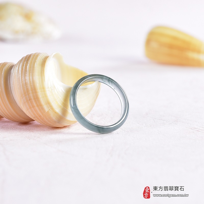 翡翠戒指|天然玉石玉戒・日常配戴與送禮款式|圓滿和合・平安順遂・吉祥如意・福氣常伴・情緣長久|翡翠玉戒・版指戒・板指戒・結婚戒指・男女對戒・情侶對戒|可客製化訂做各式翡翠戒指、吊墜、玉珮與項鍊|RNG1057|商品照片與資料介紹 8 翡翠戒指|天然玉石玉戒・日常配戴與送禮款式|圓滿和合・平安順遂・吉祥如意・福氣常伴・情緣長久|翡翠玉戒・版指戒・板指戒・結婚戒指・男女對戒・情侶對戒|可客製化訂做各式翡翠戒指、吊墜、玉珮與項鍊|RNG1057|商品照片與資料介紹 8