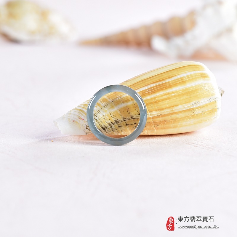 翡翠戒指|天然玉石玉戒・日常配戴與送禮款式|圓滿和合・平安順遂・吉祥如意・福氣常伴・情緣長久|翡翠玉戒・版指戒・板指戒・結婚戒指・男女對戒・情侶對戒|可客製化訂做各式翡翠戒指、吊墜、玉珮與項鍊|RNG1058|商品照片與資料介紹 7 翡翠戒指|天然玉石玉戒・日常配戴與送禮款式|圓滿和合・平安順遂・吉祥如意・福氣常伴・情緣長久|翡翠玉戒・版指戒・板指戒・結婚戒指・男女對戒・情侶對戒|可客製化訂做各式翡翠戒指、吊墜、玉珮與項鍊|RNG1058|商品照片與資料介紹 7