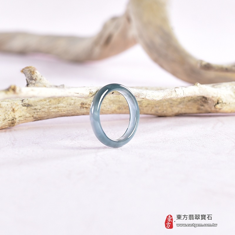 翡翠戒指|天然玉石玉戒・日常配戴與送禮款式|圓滿和合・平安順遂・吉祥如意・福氣常伴・情緣長久|翡翠玉戒・版指戒・板指戒・結婚戒指・男女對戒・情侶對戒|可客製化訂做各式翡翠戒指、吊墜、玉珮與項鍊|RNG1060|商品照片與資料介紹 3 翡翠戒指|天然玉石玉戒・日常配戴與送禮款式|圓滿和合・平安順遂・吉祥如意・福氣常伴・情緣長久|翡翠玉戒・版指戒・板指戒・結婚戒指・男女對戒・情侶對戒|可客製化訂做各式翡翠戒指、吊墜、玉珮與項鍊|RNG1060|商品照片與資料介紹 3