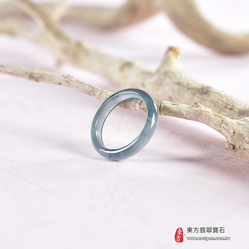 翡翠戒指|天然玉石玉戒・日常配戴與送禮款式|圓滿和合・平安順遂・吉祥如意・福氣常伴・情緣長久|翡翠玉戒・版指戒・板指戒・結婚戒指・男女對戒・情侶對戒|可客製化訂做各式翡翠戒指、吊墜、玉珮與項鍊|RNG1060|商品照片與資料介紹 6 翡翠戒指|天然玉石玉戒・日常配戴與送禮款式|圓滿和合・平安順遂・吉祥如意・福氣常伴・情緣長久|翡翠玉戒・版指戒・板指戒・結婚戒指・男女對戒・情侶對戒|可客製化訂做各式翡翠戒指、吊墜、玉珮與項鍊|RNG1060|商品照片與資料介紹 6