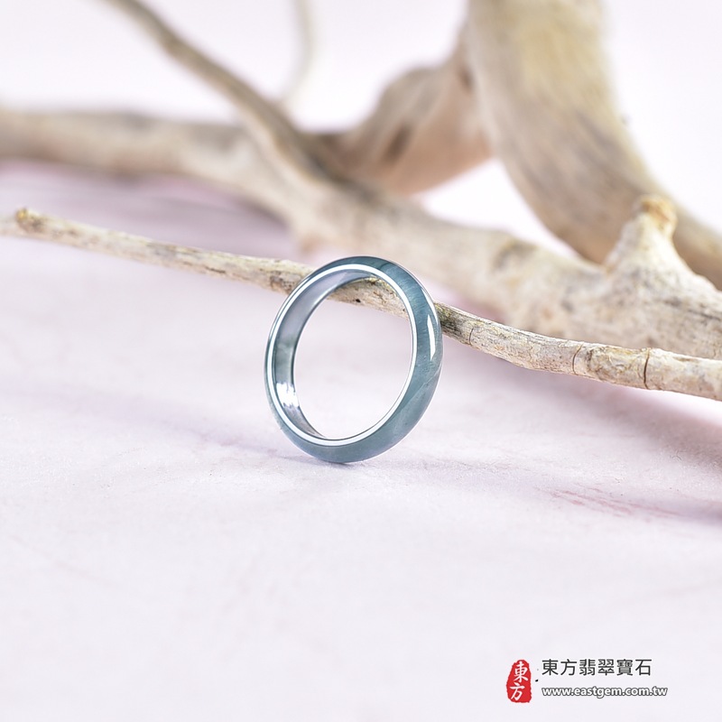翡翠戒指|天然玉石玉戒・日常配戴與送禮款式|圓滿和合・平安順遂・吉祥如意・福氣常伴・情緣長久|翡翠玉戒・版指戒・板指戒・結婚戒指・男女對戒・情侶對戒|可客製化訂做各式翡翠戒指、吊墜、玉珮與項鍊|RNG1061|商品照片與資料介紹 4 翡翠戒指|天然玉石玉戒・日常配戴與送禮款式|圓滿和合・平安順遂・吉祥如意・福氣常伴・情緣長久|翡翠玉戒・版指戒・板指戒・結婚戒指・男女對戒・情侶對戒|可客製化訂做各式翡翠戒指、吊墜、玉珮與項鍊|RNG1061|商品照片與資料介紹 4