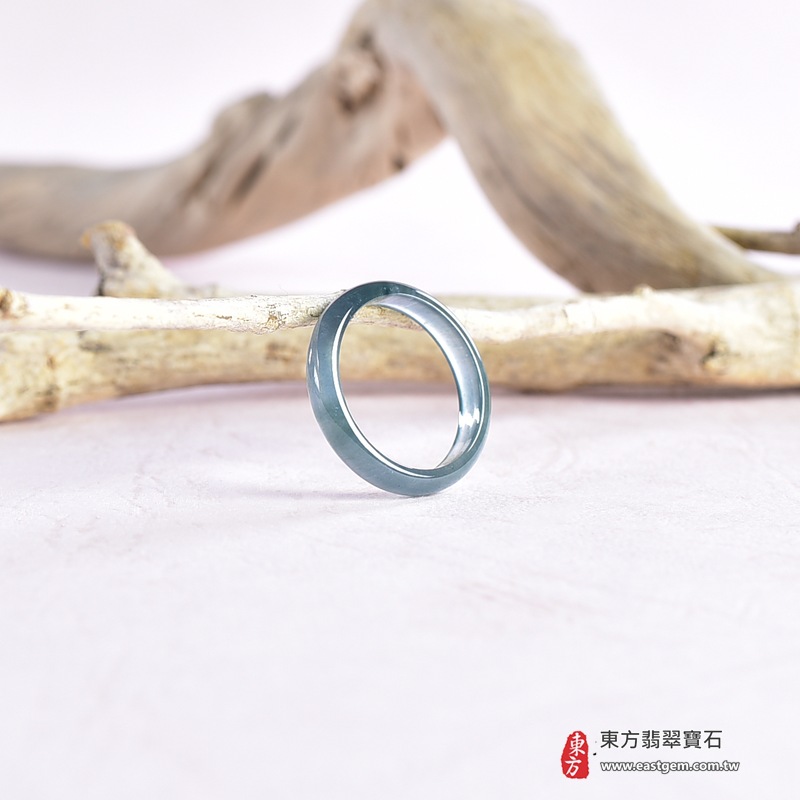 翡翠戒指|天然玉石玉戒・日常配戴與送禮款式|圓滿和合・平安順遂・吉祥如意・福氣常伴・情緣長久|翡翠玉戒・版指戒・板指戒・結婚戒指・男女對戒・情侶對戒|可客製化訂做各式翡翠戒指、吊墜、玉珮與項鍊|RNG1061|商品照片與資料介紹 5 翡翠戒指|天然玉石玉戒・日常配戴與送禮款式|圓滿和合・平安順遂・吉祥如意・福氣常伴・情緣長久|翡翠玉戒・版指戒・板指戒・結婚戒指・男女對戒・情侶對戒|可客製化訂做各式翡翠戒指、吊墜、玉珮與項鍊|RNG1061|商品照片與資料介紹 5