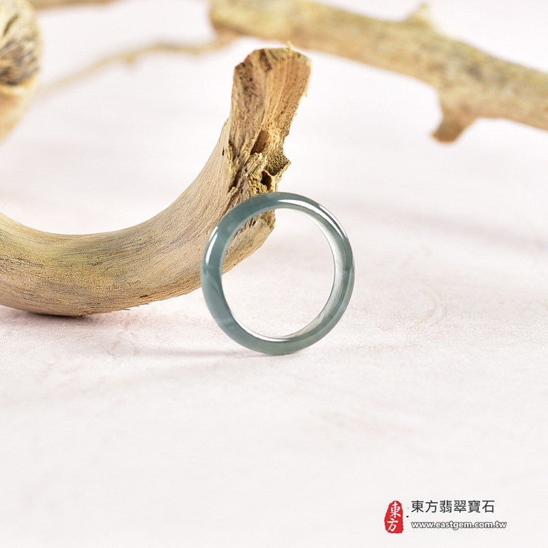 翡翠戒指|天然玉石玉戒・日常配戴與送禮款式|圓滿和合・平安順遂・吉祥如意・福氣常伴・情緣長久|翡翠玉戒・版指戒・板指戒・結婚戒指・男女對戒・情侶對戒|可客製化訂做各式翡翠戒指、吊墜、玉珮與項鍊|RNG1063|商品照片與資料介紹 4 翡翠戒指|天然玉石玉戒・日常配戴與送禮款式|圓滿和合・平安順遂・吉祥如意・福氣常伴・情緣長久|翡翠玉戒・版指戒・板指戒・結婚戒指・男女對戒・情侶對戒|可客製化訂做各式翡翠戒指、吊墜、玉珮與項鍊|RNG1063|商品照片與資料介紹 4