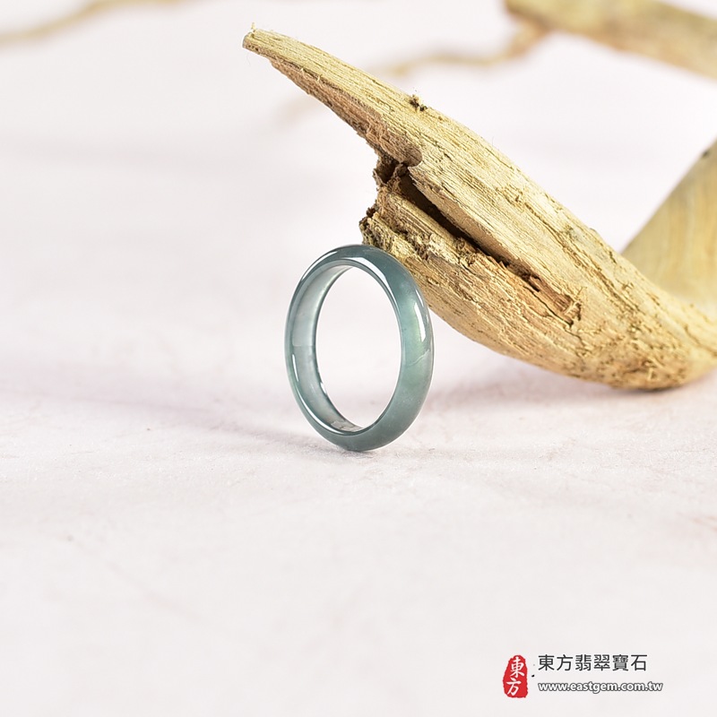 翡翠戒指|天然玉石玉戒・日常配戴與送禮款式|圓滿和合・平安順遂・吉祥如意・福氣常伴・情緣長久|翡翠玉戒・版指戒・板指戒・結婚戒指・男女對戒・情侶對戒|可客製化訂做各式翡翠戒指、吊墜、玉珮與項鍊|RNG1063|商品照片與資料介紹 5 翡翠戒指|天然玉石玉戒・日常配戴與送禮款式|圓滿和合・平安順遂・吉祥如意・福氣常伴・情緣長久|翡翠玉戒・版指戒・板指戒・結婚戒指・男女對戒・情侶對戒|可客製化訂做各式翡翠戒指、吊墜、玉珮與項鍊|RNG1063|商品照片與資料介紹 5