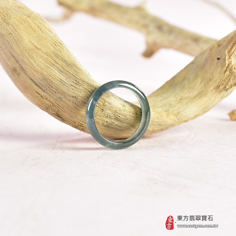 翡翠戒指|天然玉石玉戒・日常配戴與送禮款式|圓滿和合・平安順遂・吉祥如意・福氣常伴・情緣長久|翡翠玉戒・版指戒・板指戒・結婚戒指・男女對戒・情侶對戒|可客製化訂做各式翡翠戒指、吊墜、玉珮與項鍊|RNG1063|商品照片與資料介紹 7 翡翠戒指|天然玉石玉戒・日常配戴與送禮款式|圓滿和合・平安順遂・吉祥如意・福氣常伴・情緣長久|翡翠玉戒・版指戒・板指戒・結婚戒指・男女對戒・情侶對戒|可客製化訂做各式翡翠戒指、吊墜、玉珮與項鍊|RNG1063|商品照片與資料介紹 7
