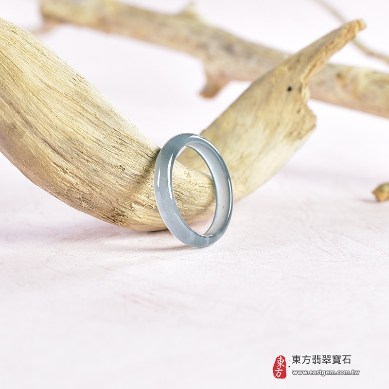 翡翠戒指|天然玉石玉戒・日常配戴與送禮款式|圓滿和合・平安順遂・吉祥如意・福氣常伴・情緣長久|翡翠玉戒・版指戒・板指戒・結婚戒指・男女對戒・情侶對戒|可客製化訂做各式翡翠戒指、吊墜、玉珮與項鍊|RNG1065|商品照片與資料介紹 3 翡翠戒指|天然玉石玉戒・日常配戴與送禮款式|圓滿和合・平安順遂・吉祥如意・福氣常伴・情緣長久|翡翠玉戒・版指戒・板指戒・結婚戒指・男女對戒・情侶對戒|可客製化訂做各式翡翠戒指、吊墜、玉珮與項鍊|RNG1065|商品照片與資料介紹 3