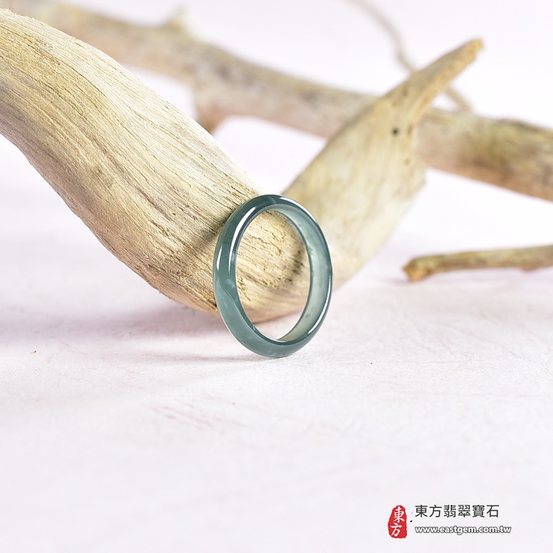 翡翠戒指|天然玉石玉戒・日常配戴與送禮款式|圓滿和合・平安順遂・吉祥如意・福氣常伴・情緣長久|翡翠玉戒・版指戒・板指戒・結婚戒指・男女對戒・情侶對戒|可客製化訂做各式翡翠戒指、吊墜、玉珮與項鍊|RNG1066|商品照片與資料介紹 3 翡翠戒指|天然玉石玉戒・日常配戴與送禮款式|圓滿和合・平安順遂・吉祥如意・福氣常伴・情緣長久|翡翠玉戒・版指戒・板指戒・結婚戒指・男女對戒・情侶對戒|可客製化訂做各式翡翠戒指、吊墜、玉珮與項鍊|RNG1066|商品照片與資料介紹 3
