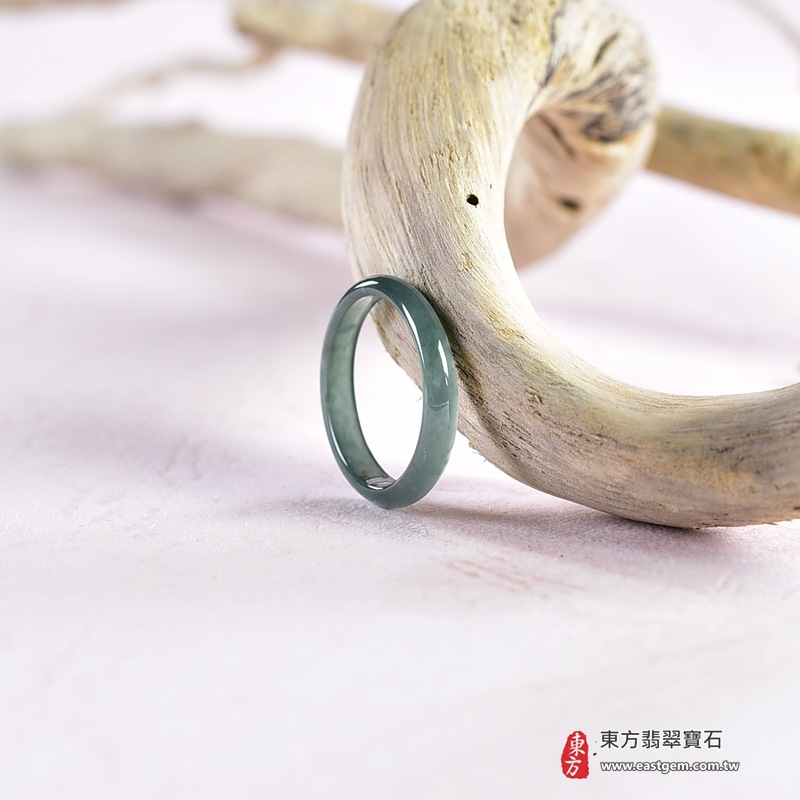 翡翠戒指|天然玉石玉戒・日常配戴與送禮款式|圓滿和合・平安順遂・吉祥如意・福氣常伴・情緣長久|翡翠玉戒・版指戒・板指戒・結婚戒指・男女對戒・情侶對戒|可客製化訂做各式翡翠戒指、吊墜、玉珮與項鍊|RNG1066|商品照片與資料介紹 5 翡翠戒指|天然玉石玉戒・日常配戴與送禮款式|圓滿和合・平安順遂・吉祥如意・福氣常伴・情緣長久|翡翠玉戒・版指戒・板指戒・結婚戒指・男女對戒・情侶對戒|可客製化訂做各式翡翠戒指、吊墜、玉珮與項鍊|RNG1066|商品照片與資料介紹 5