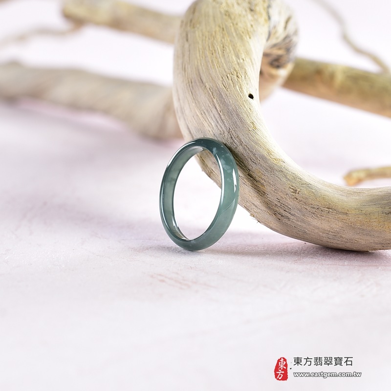 翡翠戒指|天然玉石玉戒・日常配戴與送禮款式|圓滿和合・平安順遂・吉祥如意・福氣常伴・情緣長久|翡翠玉戒・版指戒・板指戒・結婚戒指・男女對戒・情侶對戒|可客製化訂做各式翡翠戒指、吊墜、玉珮與項鍊|RNG1066|商品照片與資料介紹 6 翡翠戒指|天然玉石玉戒・日常配戴與送禮款式|圓滿和合・平安順遂・吉祥如意・福氣常伴・情緣長久|翡翠玉戒・版指戒・板指戒・結婚戒指・男女對戒・情侶對戒|可客製化訂做各式翡翠戒指、吊墜、玉珮與項鍊|RNG1066|商品照片與資料介紹 6