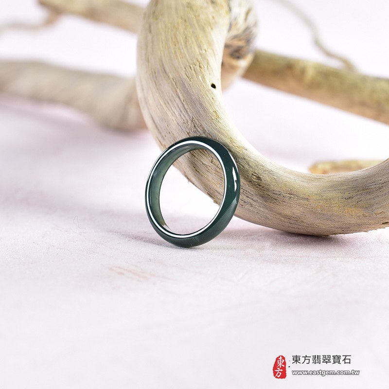 翡翠戒指|天然玉石玉戒・日常配戴與送禮款式|圓滿和合・平安順遂・吉祥如意・福氣常伴・情緣長久|翡翠玉戒・版指戒・板指戒・結婚戒指・男女對戒・情侶對戒|可客製化訂做各式翡翠戒指、吊墜、玉珮與項鍊|RNG1067|商品照片與資料介紹 4 翡翠戒指|天然玉石玉戒・日常配戴與送禮款式|圓滿和合・平安順遂・吉祥如意・福氣常伴・情緣長久|翡翠玉戒・版指戒・板指戒・結婚戒指・男女對戒・情侶對戒|可客製化訂做各式翡翠戒指、吊墜、玉珮與項鍊|RNG1067|商品照片與資料介紹 4