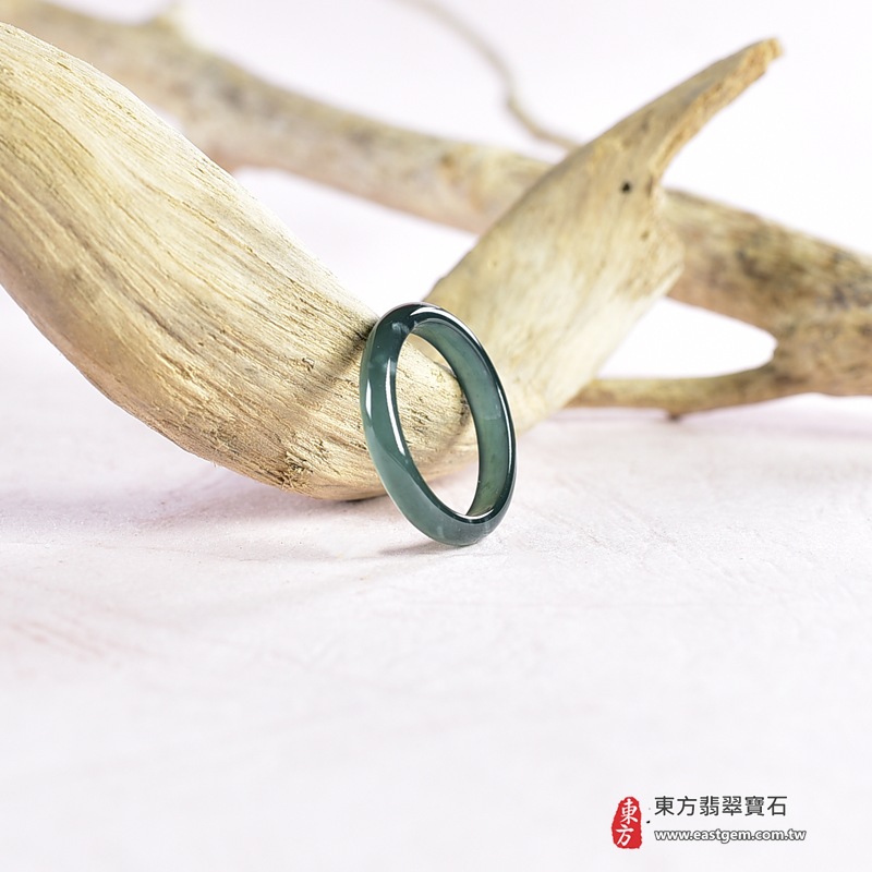 翡翠戒指|天然玉石玉戒・日常配戴與送禮款式|圓滿和合・平安順遂・吉祥如意・福氣常伴・情緣長久|翡翠玉戒・版指戒・板指戒・結婚戒指・男女對戒・情侶對戒|可客製化訂做各式翡翠戒指、吊墜、玉珮與項鍊|RNG1067|商品照片與資料介紹 5 翡翠戒指|天然玉石玉戒・日常配戴與送禮款式|圓滿和合・平安順遂・吉祥如意・福氣常伴・情緣長久|翡翠玉戒・版指戒・板指戒・結婚戒指・男女對戒・情侶對戒|可客製化訂做各式翡翠戒指、吊墜、玉珮與項鍊|RNG1067|商品照片與資料介紹 5
