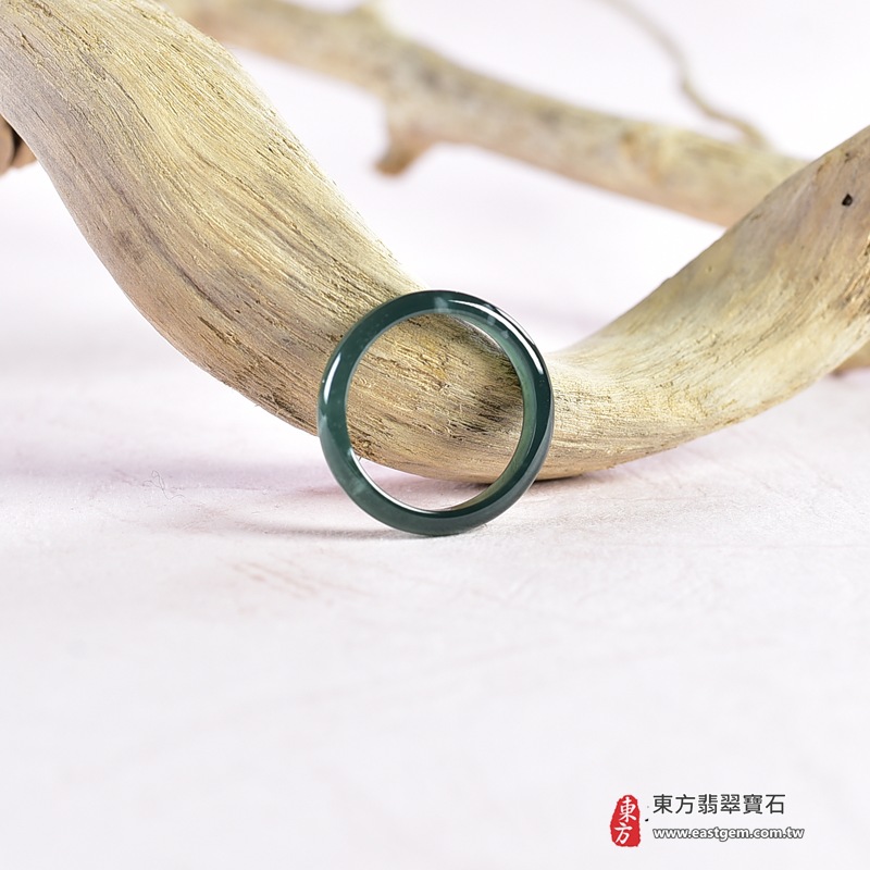 翡翠戒指|天然玉石玉戒・日常配戴與送禮款式|圓滿和合・平安順遂・吉祥如意・福氣常伴・情緣長久|翡翠玉戒・版指戒・板指戒・結婚戒指・男女對戒・情侶對戒|可客製化訂做各式翡翠戒指、吊墜、玉珮與項鍊|RNG1067|商品照片與資料介紹 6 翡翠戒指|天然玉石玉戒・日常配戴與送禮款式|圓滿和合・平安順遂・吉祥如意・福氣常伴・情緣長久|翡翠玉戒・版指戒・板指戒・結婚戒指・男女對戒・情侶對戒|可客製化訂做各式翡翠戒指、吊墜、玉珮與項鍊|RNG1067|商品照片與資料介紹 6