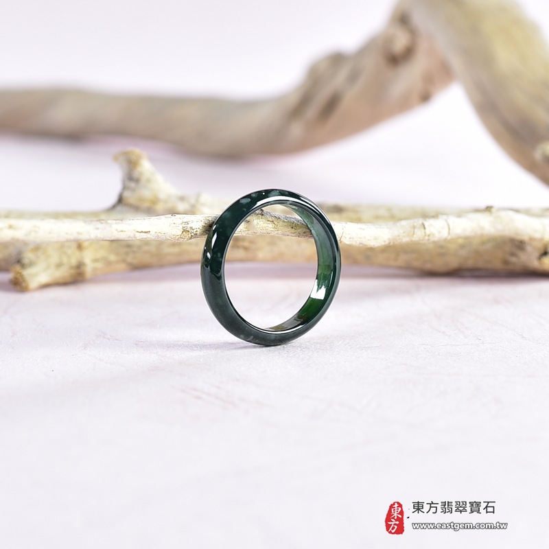 翡翠戒指|天然玉石玉戒・日常配戴與送禮款式|圓滿和合・平安順遂・吉祥如意・福氣常伴・情緣長久|翡翠玉戒・版指戒・板指戒・結婚戒指・男女對戒・情侶對戒|可客製化訂做各式翡翠戒指、吊墜、玉珮與項鍊|RNG1069|商品照片與資料介紹 5 翡翠戒指|天然玉石玉戒・日常配戴與送禮款式|圓滿和合・平安順遂・吉祥如意・福氣常伴・情緣長久|翡翠玉戒・版指戒・板指戒・結婚戒指・男女對戒・情侶對戒|可客製化訂做各式翡翠戒指、吊墜、玉珮與項鍊|RNG1069|商品照片與資料介紹 5