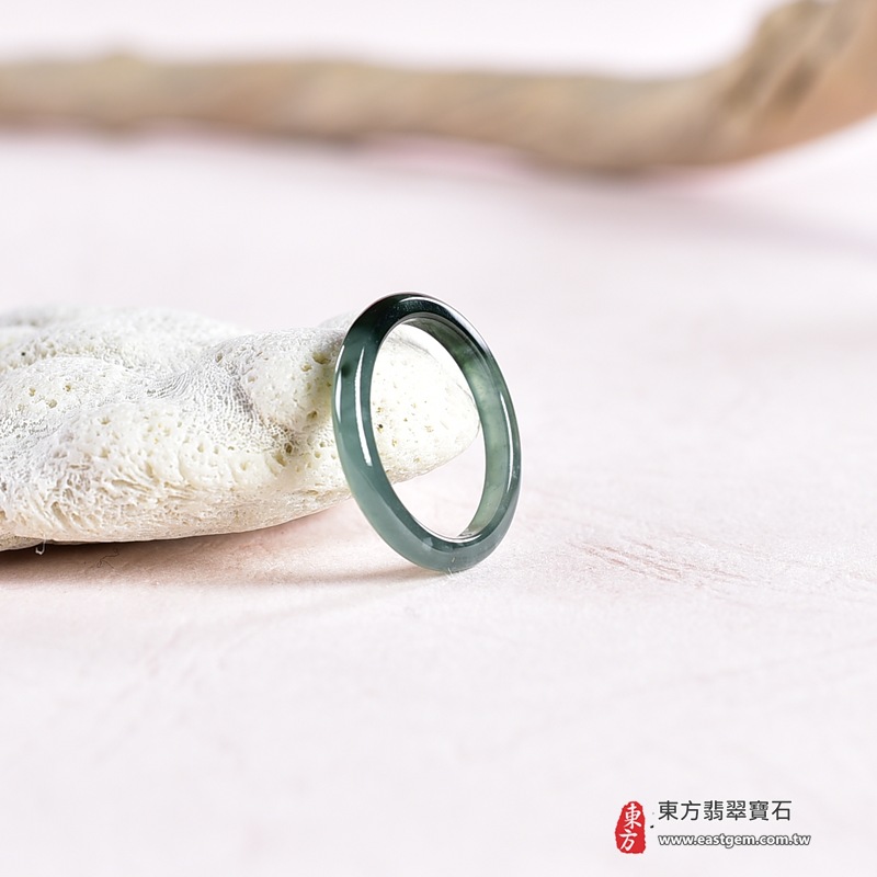 翡翠戒指|天然玉石玉戒・日常配戴與送禮款式|圓滿和合・平安順遂・吉祥如意・福氣常伴・情緣長久|翡翠玉戒・版指戒・板指戒・結婚戒指・男女對戒・情侶對戒|可客製化訂做各式翡翠戒指、吊墜、玉珮與項鍊|RNG1070|商品照片與資料介紹 3 翡翠戒指|天然玉石玉戒・日常配戴與送禮款式|圓滿和合・平安順遂・吉祥如意・福氣常伴・情緣長久|翡翠玉戒・版指戒・板指戒・結婚戒指・男女對戒・情侶對戒|可客製化訂做各式翡翠戒指、吊墜、玉珮與項鍊|RNG1070|商品照片與資料介紹 3
