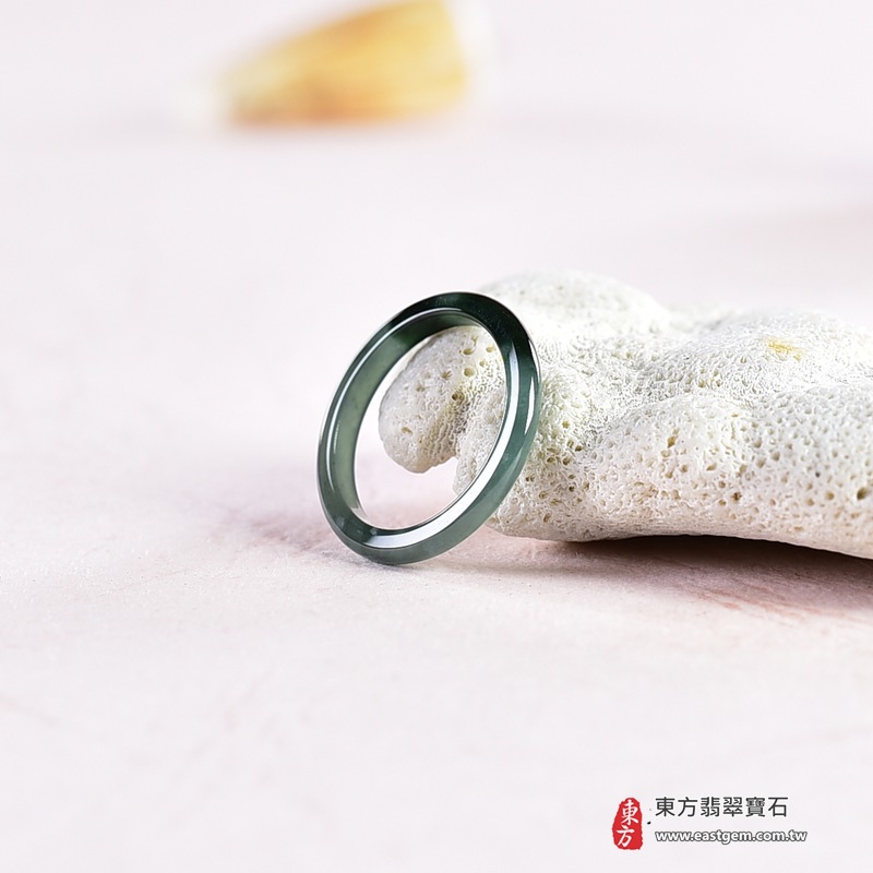 翡翠戒指|天然玉石玉戒・日常配戴與送禮款式|圓滿和合・平安順遂・吉祥如意・福氣常伴・情緣長久|翡翠玉戒・版指戒・板指戒・結婚戒指・男女對戒・情侶對戒|可客製化訂做各式翡翠戒指、吊墜、玉珮與項鍊|RNG1070|商品照片與資料介紹 4 翡翠戒指|天然玉石玉戒・日常配戴與送禮款式|圓滿和合・平安順遂・吉祥如意・福氣常伴・情緣長久|翡翠玉戒・版指戒・板指戒・結婚戒指・男女對戒・情侶對戒|可客製化訂做各式翡翠戒指、吊墜、玉珮與項鍊|RNG1070|商品照片與資料介紹 4