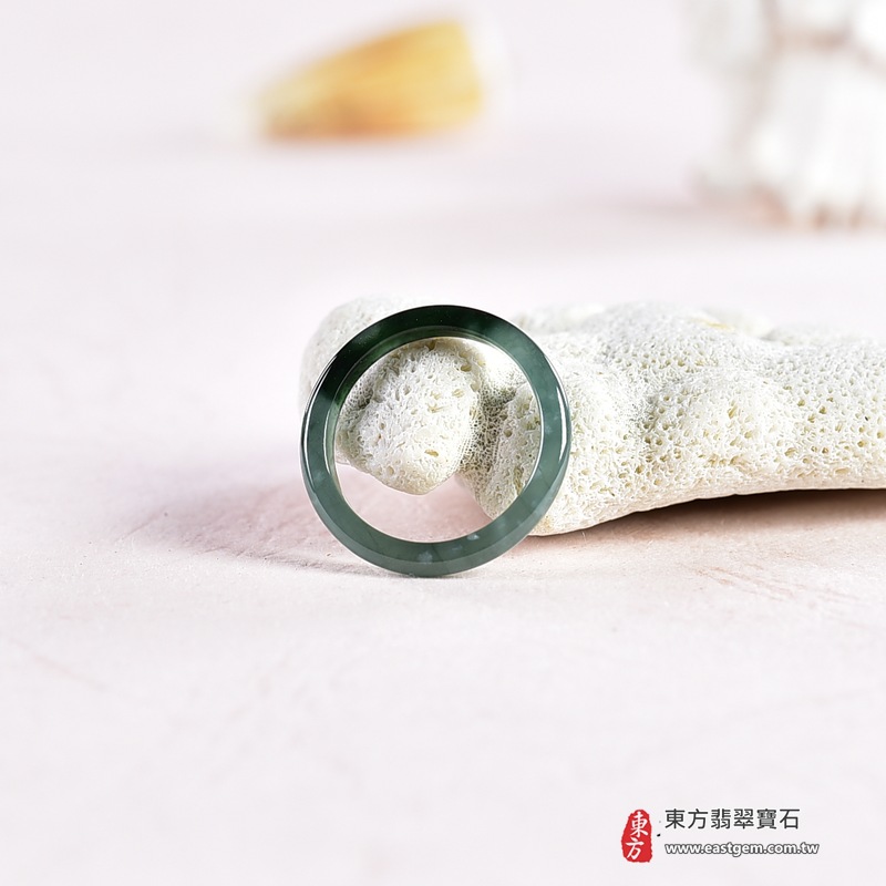 翡翠戒指|天然玉石玉戒・日常配戴與送禮款式|圓滿和合・平安順遂・吉祥如意・福氣常伴・情緣長久|翡翠玉戒・版指戒・板指戒・結婚戒指・男女對戒・情侶對戒|可客製化訂做各式翡翠戒指、吊墜、玉珮與項鍊|RNG1070|商品照片與資料介紹 5 翡翠戒指|天然玉石玉戒・日常配戴與送禮款式|圓滿和合・平安順遂・吉祥如意・福氣常伴・情緣長久|翡翠玉戒・版指戒・板指戒・結婚戒指・男女對戒・情侶對戒|可客製化訂做各式翡翠戒指、吊墜、玉珮與項鍊|RNG1070|商品照片與資料介紹 5