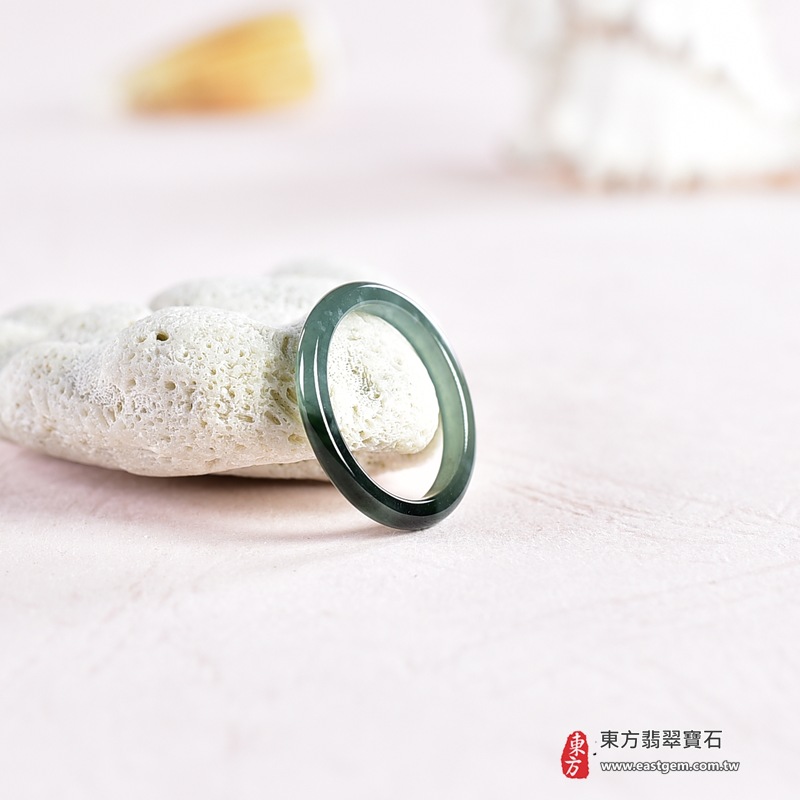 翡翠戒指|天然玉石玉戒・日常配戴與送禮款式|圓滿和合・平安順遂・吉祥如意・福氣常伴・情緣長久|翡翠玉戒・版指戒・板指戒・結婚戒指・男女對戒・情侶對戒|可客製化訂做各式翡翠戒指、吊墜、玉珮與項鍊|RNG1070|商品照片與資料介紹 6 翡翠戒指|天然玉石玉戒・日常配戴與送禮款式|圓滿和合・平安順遂・吉祥如意・福氣常伴・情緣長久|翡翠玉戒・版指戒・板指戒・結婚戒指・男女對戒・情侶對戒|可客製化訂做各式翡翠戒指、吊墜、玉珮與項鍊|RNG1070|商品照片與資料介紹 6