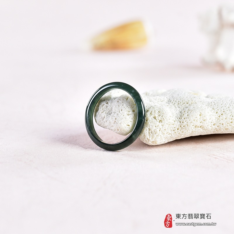 翡翠戒指|天然玉石玉戒・日常配戴與送禮款式|圓滿和合・平安順遂・吉祥如意・福氣常伴・情緣長久|翡翠玉戒・版指戒・板指戒・結婚戒指・男女對戒・情侶對戒|可客製化訂做各式翡翠戒指、吊墜、玉珮與項鍊|RNG1071|商品照片與資料介紹 3 翡翠戒指|天然玉石玉戒・日常配戴與送禮款式|圓滿和合・平安順遂・吉祥如意・福氣常伴・情緣長久|翡翠玉戒・版指戒・板指戒・結婚戒指・男女對戒・情侶對戒|可客製化訂做各式翡翠戒指、吊墜、玉珮與項鍊|RNG1071|商品照片與資料介紹 3