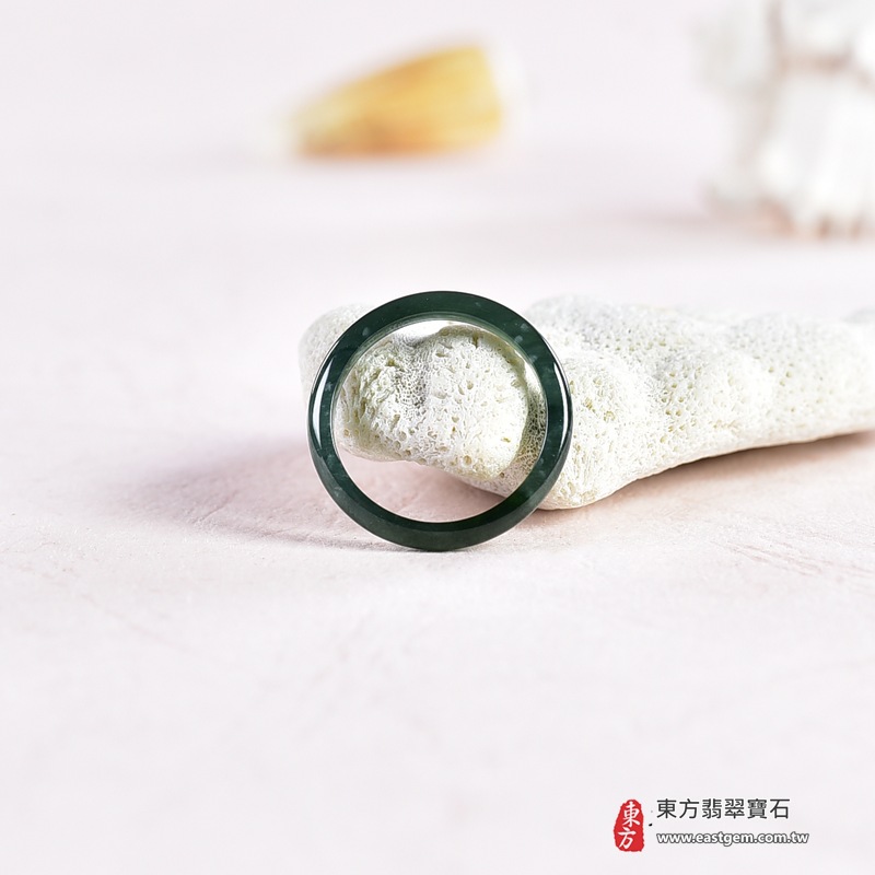 翡翠戒指|天然玉石玉戒・日常配戴與送禮款式|圓滿和合・平安順遂・吉祥如意・福氣常伴・情緣長久|翡翠玉戒・版指戒・板指戒・結婚戒指・男女對戒・情侶對戒|可客製化訂做各式翡翠戒指、吊墜、玉珮與項鍊|RNG1071|商品照片與資料介紹 4 翡翠戒指|天然玉石玉戒・日常配戴與送禮款式|圓滿和合・平安順遂・吉祥如意・福氣常伴・情緣長久|翡翠玉戒・版指戒・板指戒・結婚戒指・男女對戒・情侶對戒|可客製化訂做各式翡翠戒指、吊墜、玉珮與項鍊|RNG1071|商品照片與資料介紹 4