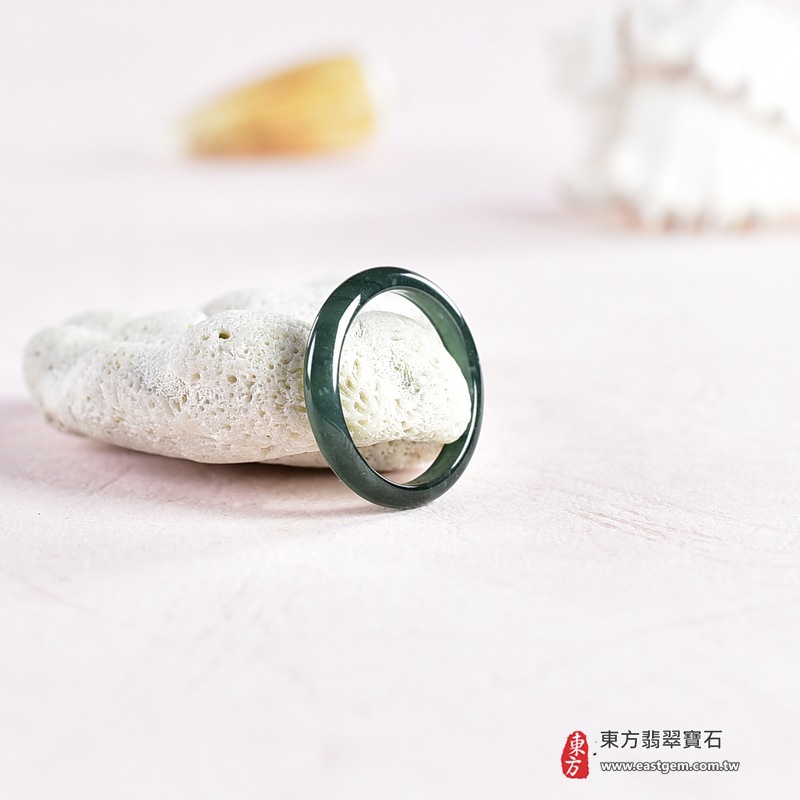 翡翠戒指|天然玉石玉戒・日常配戴與送禮款式|圓滿和合・平安順遂・吉祥如意・福氣常伴・情緣長久|翡翠玉戒・版指戒・板指戒・結婚戒指・男女對戒・情侶對戒|可客製化訂做各式翡翠戒指、吊墜、玉珮與項鍊|RNG1071|商品照片與資料介紹 5 翡翠戒指|天然玉石玉戒・日常配戴與送禮款式|圓滿和合・平安順遂・吉祥如意・福氣常伴・情緣長久|翡翠玉戒・版指戒・板指戒・結婚戒指・男女對戒・情侶對戒|可客製化訂做各式翡翠戒指、吊墜、玉珮與項鍊|RNG1071|商品照片與資料介紹 5