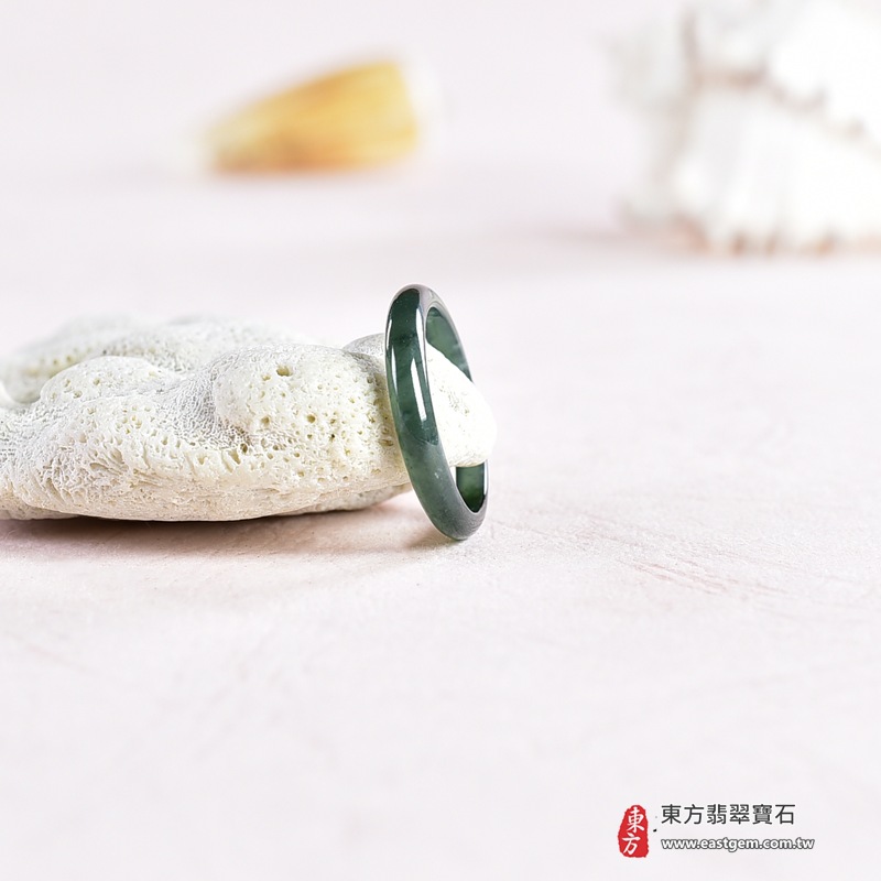 翡翠戒指|天然玉石玉戒・日常配戴與送禮款式|圓滿和合・平安順遂・吉祥如意・福氣常伴・情緣長久|翡翠玉戒・版指戒・板指戒・結婚戒指・男女對戒・情侶對戒|可客製化訂做各式翡翠戒指、吊墜、玉珮與項鍊|RNG1071|商品照片與資料介紹 6 翡翠戒指|天然玉石玉戒・日常配戴與送禮款式|圓滿和合・平安順遂・吉祥如意・福氣常伴・情緣長久|翡翠玉戒・版指戒・板指戒・結婚戒指・男女對戒・情侶對戒|可客製化訂做各式翡翠戒指、吊墜、玉珮與項鍊|RNG1071|商品照片與資料介紹 6