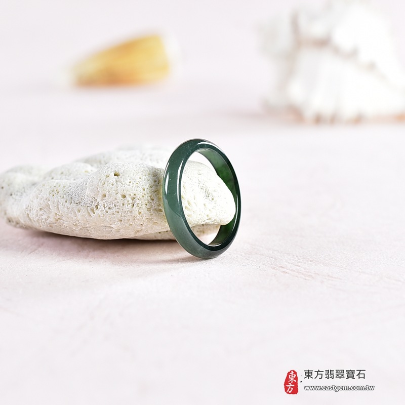 翡翠戒指|天然玉石玉戒・日常配戴與送禮款式|圓滿和合・平安順遂・吉祥如意・福氣常伴・情緣長久|翡翠玉戒・版指戒・板指戒・結婚戒指・男女對戒・情侶對戒|可客製化訂做各式翡翠戒指、吊墜、玉珮與項鍊|RNG1072|商品照片與資料介紹 4 翡翠戒指|天然玉石玉戒・日常配戴與送禮款式|圓滿和合・平安順遂・吉祥如意・福氣常伴・情緣長久|翡翠玉戒・版指戒・板指戒・結婚戒指・男女對戒・情侶對戒|可客製化訂做各式翡翠戒指、吊墜、玉珮與項鍊|RNG1072|商品照片與資料介紹 4
