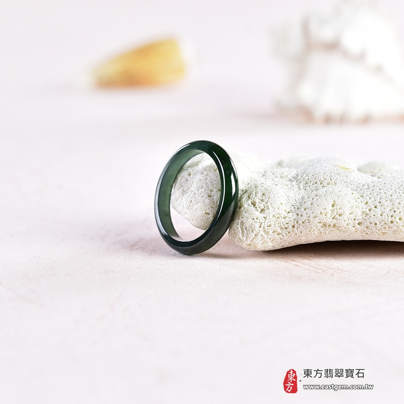 翡翠戒指|天然玉石玉戒・日常配戴與送禮款式|圓滿和合・平安順遂・吉祥如意・福氣常伴・情緣長久|翡翠玉戒・版指戒・板指戒・結婚戒指・男女對戒・情侶對戒|可客製化訂做各式翡翠戒指、吊墜、玉珮與項鍊|RNG1072|商品照片與資料介紹 6 翡翠戒指|天然玉石玉戒・日常配戴與送禮款式|圓滿和合・平安順遂・吉祥如意・福氣常伴・情緣長久|翡翠玉戒・版指戒・板指戒・結婚戒指・男女對戒・情侶對戒|可客製化訂做各式翡翠戒指、吊墜、玉珮與項鍊|RNG1072|商品照片與資料介紹 6