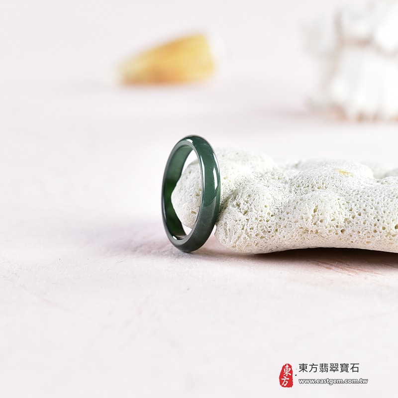 翡翠戒指|天然玉石玉戒・日常配戴與送禮款式|圓滿和合・平安順遂・吉祥如意・福氣常伴・情緣長久|翡翠玉戒・版指戒・板指戒・結婚戒指・男女對戒・情侶對戒|可客製化訂做各式翡翠戒指、吊墜、玉珮與項鍊|RNG1072|商品照片與資料介紹 7 翡翠戒指|天然玉石玉戒・日常配戴與送禮款式|圓滿和合・平安順遂・吉祥如意・福氣常伴・情緣長久|翡翠玉戒・版指戒・板指戒・結婚戒指・男女對戒・情侶對戒|可客製化訂做各式翡翠戒指、吊墜、玉珮與項鍊|RNG1072|商品照片與資料介紹 7