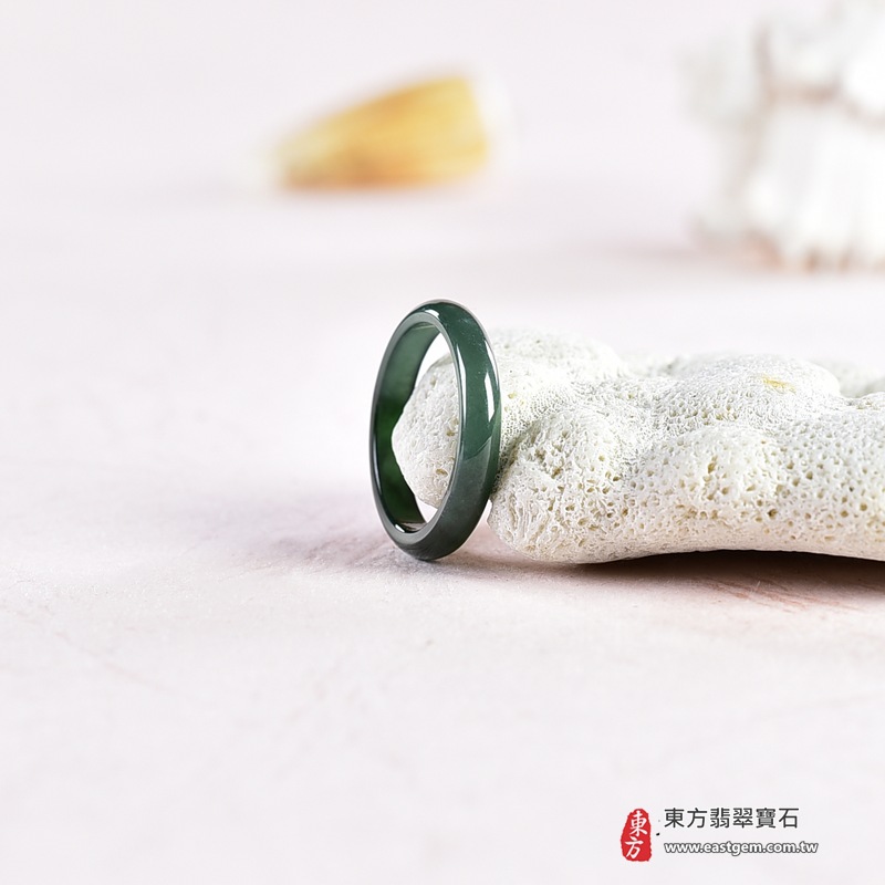 翡翠戒指|天然玉石玉戒・日常配戴與送禮款式|圓滿和合・平安順遂・吉祥如意・福氣常伴・情緣長久|翡翠玉戒・版指戒・板指戒・結婚戒指・男女對戒・情侶對戒|可客製化訂做各式翡翠戒指、吊墜、玉珮與項鍊|RNG1072|商品照片與資料介紹 8 翡翠戒指|天然玉石玉戒・日常配戴與送禮款式|圓滿和合・平安順遂・吉祥如意・福氣常伴・情緣長久|翡翠玉戒・版指戒・板指戒・結婚戒指・男女對戒・情侶對戒|可客製化訂做各式翡翠戒指、吊墜、玉珮與項鍊|RNG1072|商品照片與資料介紹 8