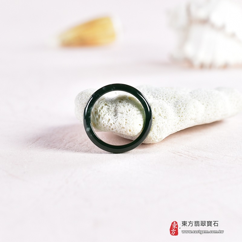 翡翠戒指|天然玉石玉戒・日常配戴與送禮款式|圓滿和合・平安順遂・吉祥如意・福氣常伴・情緣長久|翡翠玉戒・版指戒・板指戒・結婚戒指・男女對戒・情侶對戒|可客製化訂做各式翡翠戒指、吊墜、玉珮與項鍊|RNG1073|商品照片與資料介紹 4 翡翠戒指|天然玉石玉戒・日常配戴與送禮款式|圓滿和合・平安順遂・吉祥如意・福氣常伴・情緣長久|翡翠玉戒・版指戒・板指戒・結婚戒指・男女對戒・情侶對戒|可客製化訂做各式翡翠戒指、吊墜、玉珮與項鍊|RNG1073|商品照片與資料介紹 4