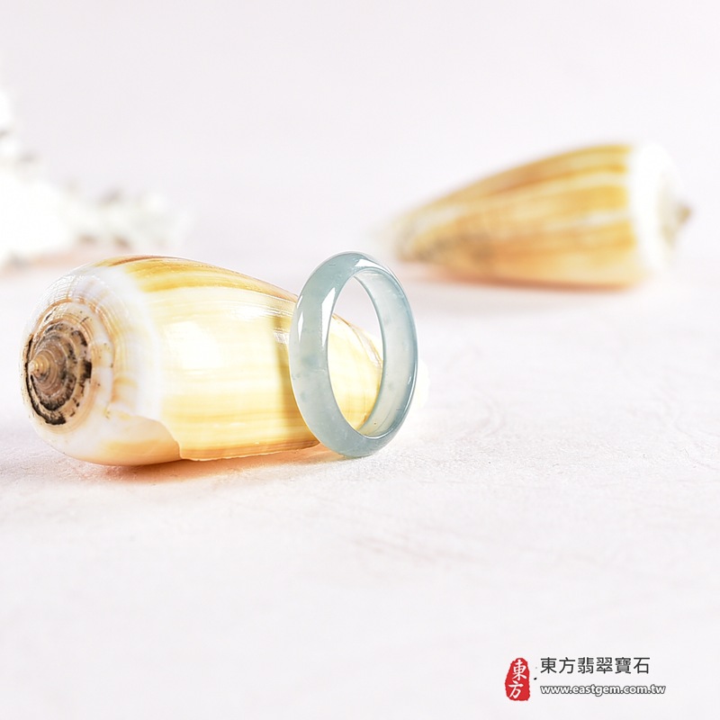 翡翠戒指|天然玉石玉戒・日常配戴與送禮款式|圓滿和合・平安順遂・吉祥如意・福氣常伴・情緣長久|翡翠玉戒・版指戒・板指戒・結婚戒指・男女對戒・情侶對戒|可客製化訂做各式翡翠戒指、吊墜、玉珮與項鍊|RNG1074|商品照片與資料介紹 4 翡翠戒指|天然玉石玉戒・日常配戴與送禮款式|圓滿和合・平安順遂・吉祥如意・福氣常伴・情緣長久|翡翠玉戒・版指戒・板指戒・結婚戒指・男女對戒・情侶對戒|可客製化訂做各式翡翠戒指、吊墜、玉珮與項鍊|RNG1074|商品照片與資料介紹 4