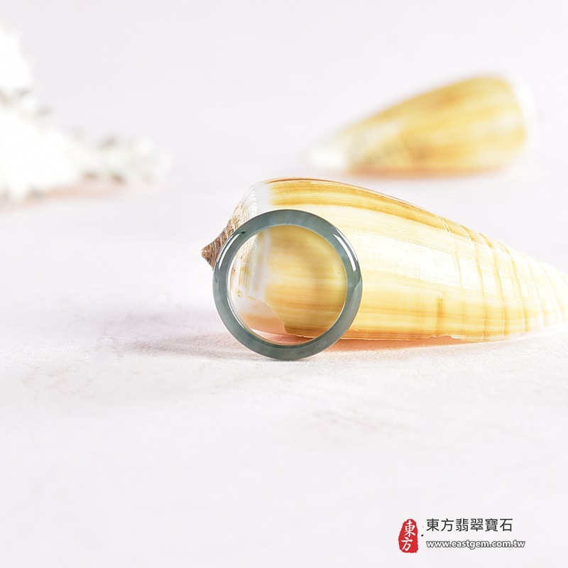 翡翠戒指|天然玉石玉戒・日常配戴與送禮款式|圓滿和合・平安順遂・吉祥如意・福氣常伴・情緣長久|翡翠玉戒・版指戒・板指戒・結婚戒指・男女對戒・情侶對戒|可客製化訂做各式翡翠戒指、吊墜、玉珮與項鍊|RNG1075|商品照片與資料介紹 4 翡翠戒指|天然玉石玉戒・日常配戴與送禮款式|圓滿和合・平安順遂・吉祥如意・福氣常伴・情緣長久|翡翠玉戒・版指戒・板指戒・結婚戒指・男女對戒・情侶對戒|可客製化訂做各式翡翠戒指、吊墜、玉珮與項鍊|RNG1075|商品照片與資料介紹 4