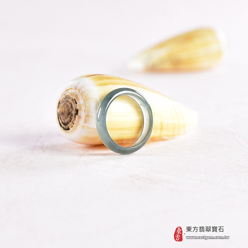 翡翠戒指|天然玉石玉戒・日常配戴與送禮款式|圓滿和合・平安順遂・吉祥如意・福氣常伴・情緣長久|翡翠玉戒・版指戒・板指戒・結婚戒指・男女對戒・情侶對戒|可客製化訂做各式翡翠戒指、吊墜、玉珮與項鍊|RNG1075|商品照片與資料介紹 5 翡翠戒指|天然玉石玉戒・日常配戴與送禮款式|圓滿和合・平安順遂・吉祥如意・福氣常伴・情緣長久|翡翠玉戒・版指戒・板指戒・結婚戒指・男女對戒・情侶對戒|可客製化訂做各式翡翠戒指、吊墜、玉珮與項鍊|RNG1075|商品照片與資料介紹 5