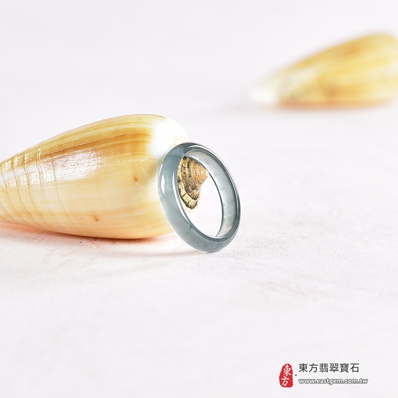 翡翠戒指|天然玉石玉戒・日常配戴與送禮款式|圓滿和合・平安順遂・吉祥如意・福氣常伴・情緣長久|翡翠玉戒・版指戒・板指戒・結婚戒指・男女對戒・情侶對戒|可客製化訂做各式翡翠戒指、吊墜、玉珮與項鍊|RNG1075|商品照片與資料介紹 6 翡翠戒指|天然玉石玉戒・日常配戴與送禮款式|圓滿和合・平安順遂・吉祥如意・福氣常伴・情緣長久|翡翠玉戒・版指戒・板指戒・結婚戒指・男女對戒・情侶對戒|可客製化訂做各式翡翠戒指、吊墜、玉珮與項鍊|RNG1075|商品照片與資料介紹 6