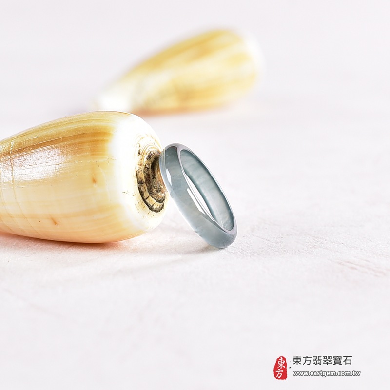 翡翠戒指|天然玉石玉戒・日常配戴與送禮款式|圓滿和合・平安順遂・吉祥如意・福氣常伴・情緣長久|翡翠玉戒・版指戒・板指戒・結婚戒指・男女對戒・情侶對戒|可客製化訂做各式翡翠戒指、吊墜、玉珮與項鍊|RNG1075|商品照片與資料介紹 7 翡翠戒指|天然玉石玉戒・日常配戴與送禮款式|圓滿和合・平安順遂・吉祥如意・福氣常伴・情緣長久|翡翠玉戒・版指戒・板指戒・結婚戒指・男女對戒・情侶對戒|可客製化訂做各式翡翠戒指、吊墜、玉珮與項鍊|RNG1075|商品照片與資料介紹 7