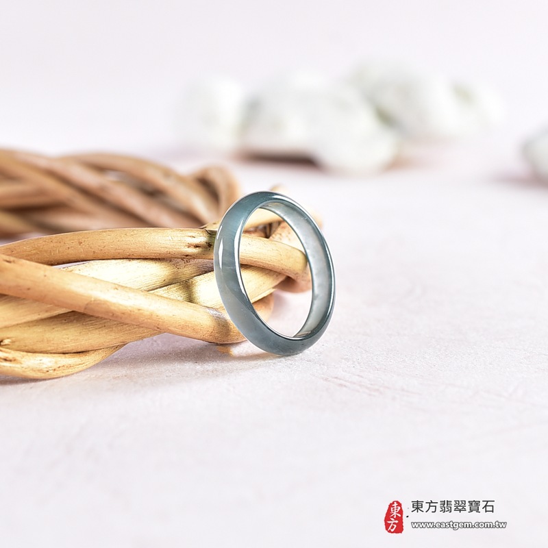 翡翠戒指|天然玉石玉戒・日常配戴與送禮款式|圓滿和合・平安順遂・吉祥如意・福氣常伴・情緣長久|翡翠玉戒・版指戒・板指戒・結婚戒指・男女對戒・情侶對戒|可客製化訂做各式翡翠戒指、吊墜、玉珮與項鍊|RNG1076|商品照片與資料介紹 3 翡翠戒指|天然玉石玉戒・日常配戴與送禮款式|圓滿和合・平安順遂・吉祥如意・福氣常伴・情緣長久|翡翠玉戒・版指戒・板指戒・結婚戒指・男女對戒・情侶對戒|可客製化訂做各式翡翠戒指、吊墜、玉珮與項鍊|RNG1076|商品照片與資料介紹 3