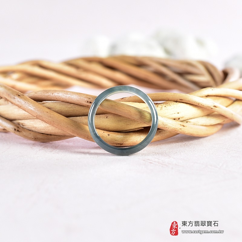 翡翠戒指|天然玉石玉戒・日常配戴與送禮款式|圓滿和合・平安順遂・吉祥如意・福氣常伴・情緣長久|翡翠玉戒・版指戒・板指戒・結婚戒指・男女對戒・情侶對戒|可客製化訂做各式翡翠戒指、吊墜、玉珮與項鍊|RNG1076|商品照片與資料介紹 5 翡翠戒指|天然玉石玉戒・日常配戴與送禮款式|圓滿和合・平安順遂・吉祥如意・福氣常伴・情緣長久|翡翠玉戒・版指戒・板指戒・結婚戒指・男女對戒・情侶對戒|可客製化訂做各式翡翠戒指、吊墜、玉珮與項鍊|RNG1076|商品照片與資料介紹 5