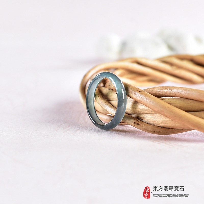 翡翠戒指|天然玉石玉戒・日常配戴與送禮款式|圓滿和合・平安順遂・吉祥如意・福氣常伴・情緣長久|翡翠玉戒・版指戒・板指戒・結婚戒指・男女對戒・情侶對戒|可客製化訂做各式翡翠戒指、吊墜、玉珮與項鍊|RNG1076|商品照片與資料介紹 7 翡翠戒指|天然玉石玉戒・日常配戴與送禮款式|圓滿和合・平安順遂・吉祥如意・福氣常伴・情緣長久|翡翠玉戒・版指戒・板指戒・結婚戒指・男女對戒・情侶對戒|可客製化訂做各式翡翠戒指、吊墜、玉珮與項鍊|RNG1076|商品照片與資料介紹 7