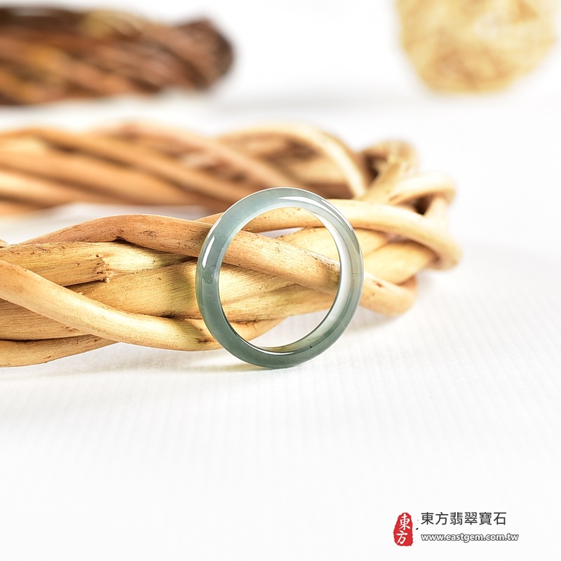 翡翠戒指|天然玉石玉戒・日常配戴與送禮款式|圓滿和合・平安順遂・吉祥如意・福氣常伴・情緣長久|翡翠玉戒・版指戒・板指戒・結婚戒指・男女對戒・情侶對戒|可客製化訂做各式翡翠戒指、吊墜、玉珮與項鍊|RNG1078|商品照片與資料介紹 4 翡翠戒指|天然玉石玉戒・日常配戴與送禮款式|圓滿和合・平安順遂・吉祥如意・福氣常伴・情緣長久|翡翠玉戒・版指戒・板指戒・結婚戒指・男女對戒・情侶對戒|可客製化訂做各式翡翠戒指、吊墜、玉珮與項鍊|RNG1078|商品照片與資料介紹 4
