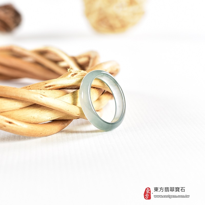 翡翠戒指|天然玉石玉戒・日常配戴與送禮款式|圓滿和合・平安順遂・吉祥如意・福氣常伴・情緣長久|翡翠玉戒・版指戒・板指戒・結婚戒指・男女對戒・情侶對戒|可客製化訂做各式翡翠戒指、吊墜、玉珮與項鍊|RNG1079|商品照片與資料介紹 3 翡翠戒指|天然玉石玉戒・日常配戴與送禮款式|圓滿和合・平安順遂・吉祥如意・福氣常伴・情緣長久|翡翠玉戒・版指戒・板指戒・結婚戒指・男女對戒・情侶對戒|可客製化訂做各式翡翠戒指、吊墜、玉珮與項鍊|RNG1079|商品照片與資料介紹 3
