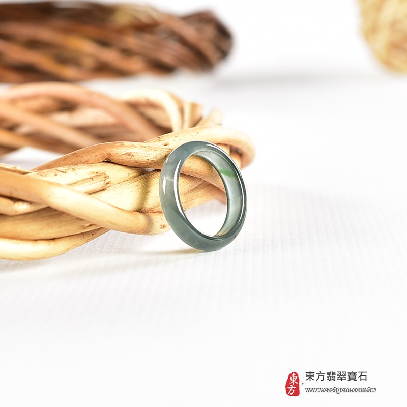 翡翠戒指|天然玉石玉戒・日常配戴與送禮款式|圓滿和合・平安順遂・吉祥如意・福氣常伴・情緣長久|翡翠玉戒・版指戒・板指戒・結婚戒指・男女對戒・情侶對戒|可客製化訂做各式翡翠戒指、吊墜、玉珮與項鍊|RNG1080|商品照片與資料介紹 4 翡翠戒指|天然玉石玉戒・日常配戴與送禮款式|圓滿和合・平安順遂・吉祥如意・福氣常伴・情緣長久|翡翠玉戒・版指戒・板指戒・結婚戒指・男女對戒・情侶對戒|可客製化訂做各式翡翠戒指、吊墜、玉珮與項鍊|RNG1080|商品照片與資料介紹 4