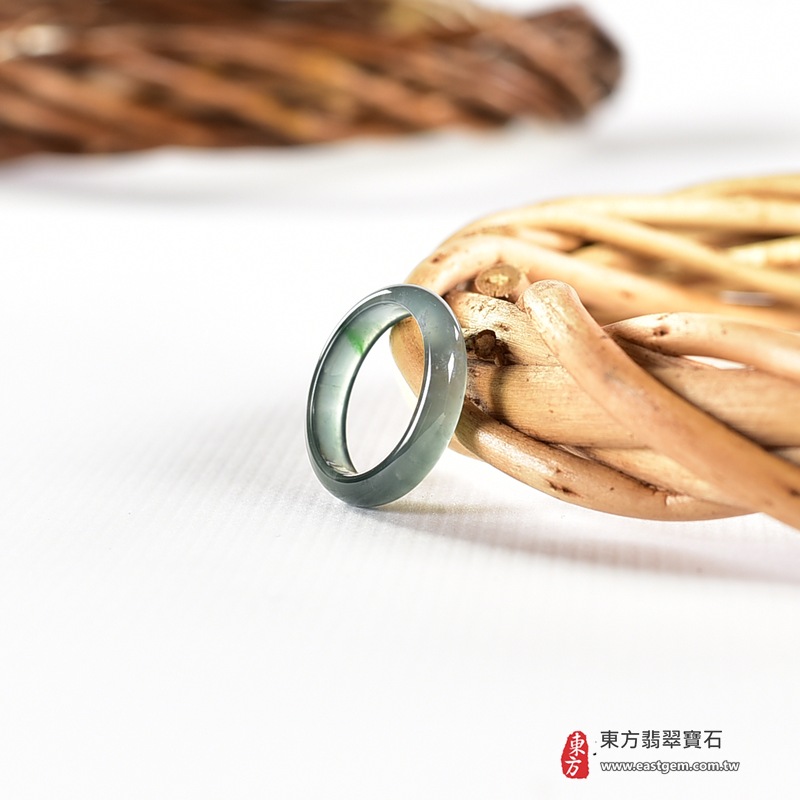 翡翠戒指|天然玉石玉戒・日常配戴與送禮款式|圓滿和合・平安順遂・吉祥如意・福氣常伴・情緣長久|翡翠玉戒・版指戒・板指戒・結婚戒指・男女對戒・情侶對戒|可客製化訂做各式翡翠戒指、吊墜、玉珮與項鍊|RNG1080|商品照片與資料介紹 5 翡翠戒指|天然玉石玉戒・日常配戴與送禮款式|圓滿和合・平安順遂・吉祥如意・福氣常伴・情緣長久|翡翠玉戒・版指戒・板指戒・結婚戒指・男女對戒・情侶對戒|可客製化訂做各式翡翠戒指、吊墜、玉珮與項鍊|RNG1080|商品照片與資料介紹 5