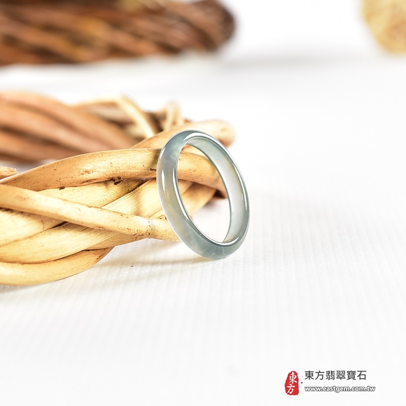 翡翠戒指|天然玉石玉戒・日常配戴與送禮款式|圓滿和合・平安順遂・吉祥如意・福氣常伴・情緣長久|翡翠玉戒・版指戒・板指戒・結婚戒指・男女對戒・情侶對戒|可客製化訂做各式翡翠戒指、吊墜、玉珮與項鍊|RNG1083|商品照片與資料介紹 4 翡翠戒指|天然玉石玉戒・日常配戴與送禮款式|圓滿和合・平安順遂・吉祥如意・福氣常伴・情緣長久|翡翠玉戒・版指戒・板指戒・結婚戒指・男女對戒・情侶對戒|可客製化訂做各式翡翠戒指、吊墜、玉珮與項鍊|RNG1083|商品照片與資料介紹 4