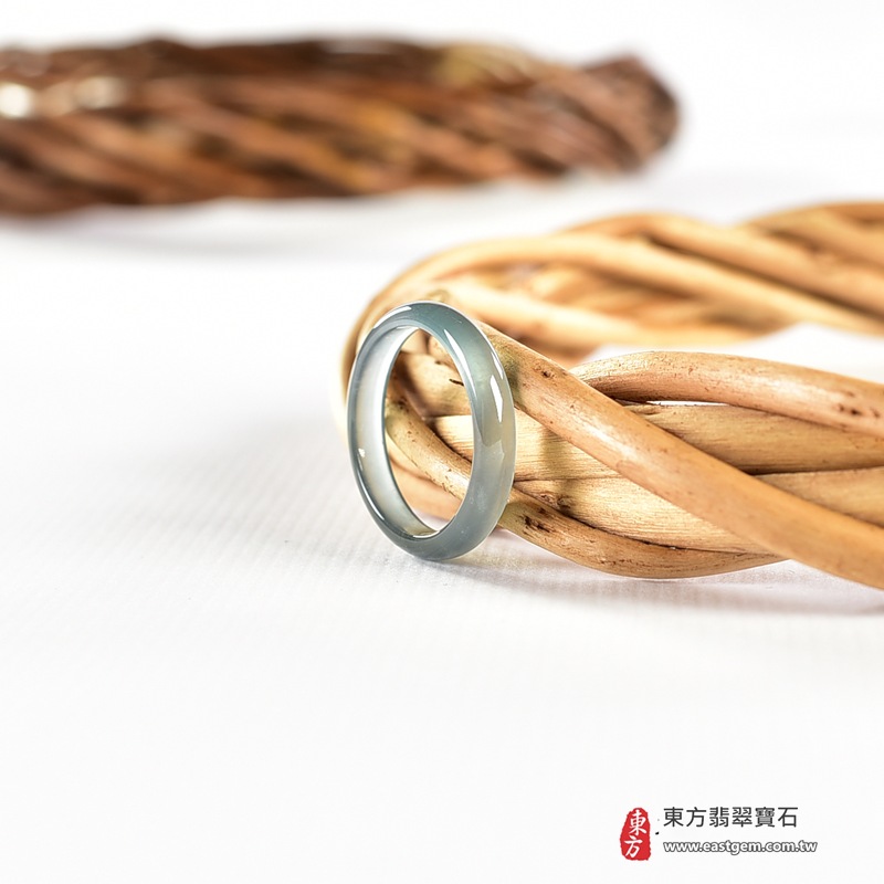 翡翠戒指|天然玉石玉戒・日常配戴與送禮款式|圓滿和合・平安順遂・吉祥如意・福氣常伴・情緣長久|翡翠玉戒・版指戒・板指戒・結婚戒指・男女對戒・情侶對戒|可客製化訂做各式翡翠戒指、吊墜、玉珮與項鍊|RNG1083|商品照片與資料介紹 7 翡翠戒指|天然玉石玉戒・日常配戴與送禮款式|圓滿和合・平安順遂・吉祥如意・福氣常伴・情緣長久|翡翠玉戒・版指戒・板指戒・結婚戒指・男女對戒・情侶對戒|可客製化訂做各式翡翠戒指、吊墜、玉珮與項鍊|RNG1083|商品照片與資料介紹 7