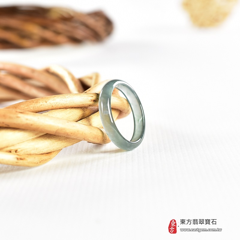 翡翠戒指|天然玉石玉戒・日常配戴與送禮款式|圓滿和合・平安順遂・吉祥如意・福氣常伴・情緣長久|翡翠玉戒・版指戒・板指戒・結婚戒指・男女對戒・情侶對戒|可客製化訂做各式翡翠戒指、吊墜、玉珮與項鍊|RNG1084|商品照片與資料介紹 4 翡翠戒指|天然玉石玉戒・日常配戴與送禮款式|圓滿和合・平安順遂・吉祥如意・福氣常伴・情緣長久|翡翠玉戒・版指戒・板指戒・結婚戒指・男女對戒・情侶對戒|可客製化訂做各式翡翠戒指、吊墜、玉珮與項鍊|RNG1084|商品照片與資料介紹 4