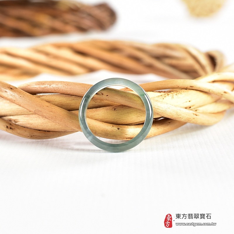 翡翠戒指|天然玉石玉戒・日常配戴與送禮款式|圓滿和合・平安順遂・吉祥如意・福氣常伴・情緣長久|翡翠玉戒・版指戒・板指戒・結婚戒指・男女對戒・情侶對戒|可客製化訂做各式翡翠戒指、吊墜、玉珮與項鍊|RNG1084|商品照片與資料介紹 5 翡翠戒指|天然玉石玉戒・日常配戴與送禮款式|圓滿和合・平安順遂・吉祥如意・福氣常伴・情緣長久|翡翠玉戒・版指戒・板指戒・結婚戒指・男女對戒・情侶對戒|可客製化訂做各式翡翠戒指、吊墜、玉珮與項鍊|RNG1084|商品照片與資料介紹 5