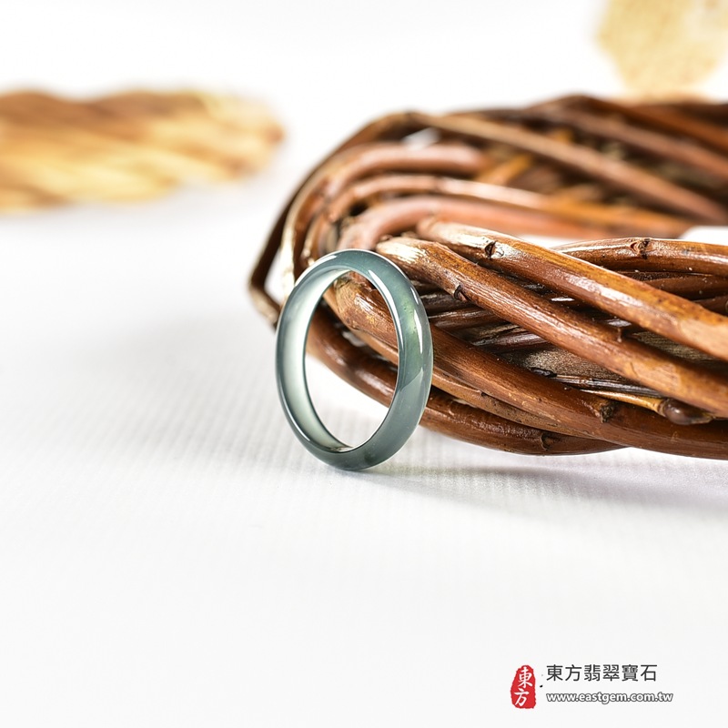 翡翠戒指|天然玉石玉戒・日常配戴與送禮款式|圓滿和合・平安順遂・吉祥如意・福氣常伴・情緣長久|翡翠玉戒・版指戒・板指戒・結婚戒指・男女對戒・情侶對戒|可客製化訂做各式翡翠戒指、吊墜、玉珮與項鍊|RNG1085|商品照片與資料介紹 6 翡翠戒指|天然玉石玉戒・日常配戴與送禮款式|圓滿和合・平安順遂・吉祥如意・福氣常伴・情緣長久|翡翠玉戒・版指戒・板指戒・結婚戒指・男女對戒・情侶對戒|可客製化訂做各式翡翠戒指、吊墜、玉珮與項鍊|RNG1085|商品照片與資料介紹 6